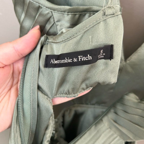 Abercrombie & Fitch Sage Green Pleated Midi Dress with Side Cutouts - Picture 6 of 6